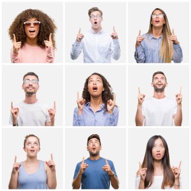 Grup Genç insanlar kadın ve erkekler beyaz solated arka plan üzerinde kolaj hayrete ve yukarıya bakıyor ve parmakları ile işaret ve silah kaldırdı şaşırttı.