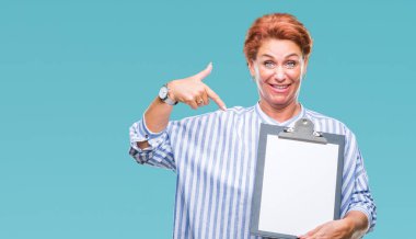 Üst düzey beyaz iş kadın holding Pano sürpriz yüz işaret parmağı kendini izole arka plan üzerinde