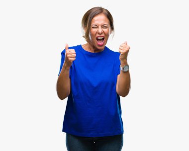 Gülümseyen ve başarı için çığlık orta yaş üst düzey İspanyol kadın izole arka plan çok mutlu ve heyecanlı kaldırdı, silah ile kazanan jest yapıyor. Kutlama kavramı.