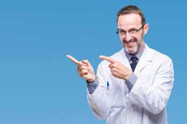 Orta yaş üst düzey ağarmış profesyonel adam gülümseyerek ve iki ile işaret kamera bakarak izole arka plan üzerinde beyaz önlük giyen eller ve yan parmak.