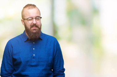 Seksi bir ifadeyle, neşeli ve mutlu yüzünü kameraya bakarak göz kırpıyor izole arka plan üzerinde gözlük takan Genç beyaz hipster adam.