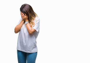 Casual beyaz t-shirt ile yüz kapsayan üzgün ifade ile izole arka plan üzerine ağlayarak süre eller genç güzel kadın. Depresyon kavramı.