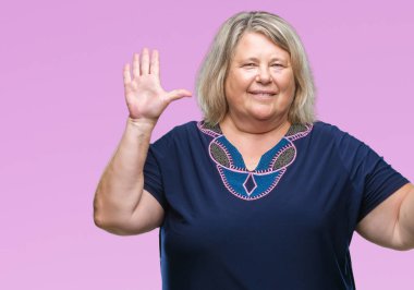 Numara altı ise kendinden emin ve mutlu gülümseyen kıdemli artı boyutu gösteren ve parmakları ile işaret eden oktan yukarı arka plan üzerinde beyaz kadın izole.