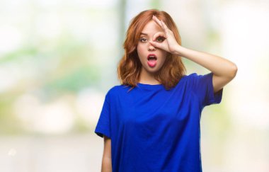 Sürpriz yüz, göz parmaklarının arasından seyir ile genç güzel kadın Tamam jest yapıyor izole arka plan yüzünden şok. İmansız ifade.