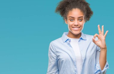 Gülümseyen izole arka plan üzerinde genç afro Amerikalı kadın el ve parmaklar ok işaretiyle yapıyor olumlu. Başarılı ifade.