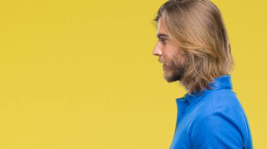 İzole arka tarafına, seyir üzerinde uzun saçlı Genç yakışıklı adam sakin ol kendine güvenen gülümseme ile doğal yüz pozuyla profili.