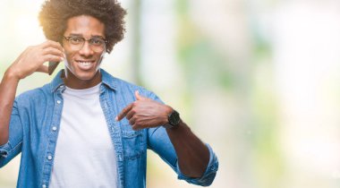 Afro Amerikalı adam kendisi için sürpriz yüz işaret parmağı ile izole arka plan üzerinde Evet