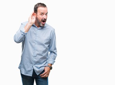 Orta yaş ağarmış üst düzey iş adamı bir işitme söylenti ya da dedikodu için dinleme kulak üzerinde el ile gülümseyen izole arka plan üzerinde. Sağırlık kavramı.