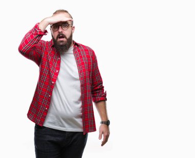 Üzerinde gözlük takan Genç beyaz hipster adam arka plan çok mutlu ve gülümseyen uzakta el ile üzerine kafa seyir izole. Arama kavramı.