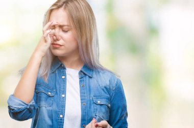 Sarışın genç kadın bir şey pis ve iğrenç kokulu izole arka plan, dayanılmaz koku, holding nefes burun parmaklar ile. Kötü kokuyor kavramı.