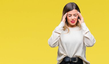 Genç güzel kadın rahat beyaz kazak üzerine izole arka plan baş baş ağrısı için el ile çünkü stres. Migren muzdarip.