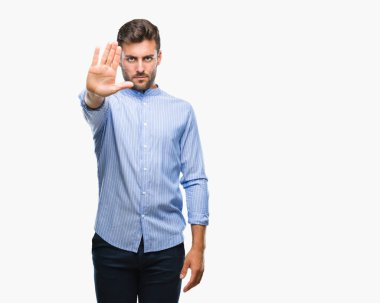 Yakışıklı delikanlı dur yapıyor izole arka plan üzerinde şarkı elin avuç ile. Negatif ve ciddi bir jest yüz ifadesiyle uyarı.