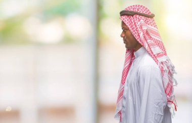Geleneksel keffiyeh izole arka tarafına, seyir üzerinde giyen genç Arapça Afrika adam sakin ol kendine güvenen gülümseme ile doğal yüz pozuyla profili.