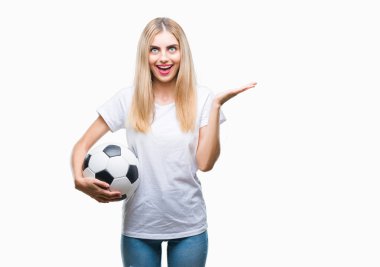Futbol topu tutan genç güzel sarışın kadın büyük gülümseme ile çığlık zaferini kutluyor ve ellerini kaldırdı arka plan çok mutlu ve heyecanlı, kazanan ifade izole