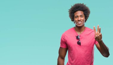 Gösterilen ve parmakları ile işaret izole arka plan üzerinde Afro Amerikalı adam kendinden emin ve mutlu gülümseyerek iken üçüncü.