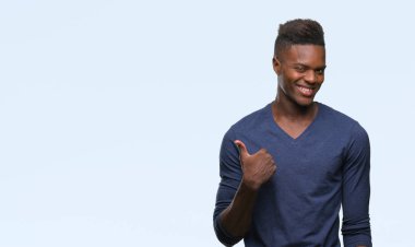 Afrikalı-Amerikalı genç hareketi el ile mutlu yaşasın yapıyor izole arka plan üzerinde. Kameraya bakarak başarı gösteren ile ifade onaylama.