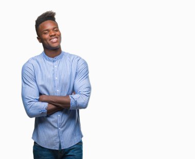 Kameraya bakarak çapraz silah ile gülümseyen izole arka plan mutlu yüzüne genç Afro-Amerikalı iş adamı. Olumlu bir kişi.