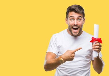 Yakışıklı delikanlı derecesi izole arka plan üzerinde çok mutlu el ve parmak ile işaret tutan