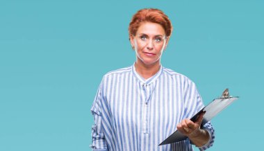 Pano acımak yüz ciddi düşünüyorum üstünde kendine güvenen bir ifade ile izole arka plan üzerinde tutan kıdemli beyaz iş kadın