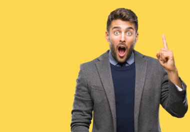 Genç yakışıklı iş adamı ile başarılı fikir parmağı yukarıyı izole arka plan üzerinde. Çıktıktan ve mutlu. Bir numara.
