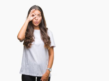 Genç güzel Arap kadın izole arka plan ok jest sürpriz yüz, göz parmaklarının arasından seyir şok yapıyor. İmansız ifade.