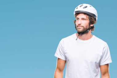 Üzerinde güvenlik kask giymiş yakışıklı İspanyol bisikletçi adam arka plan uzak tarafına gülümseme ile yüzünde, doğal ifade arıyorum izole. Kendine güvenen gülüyor.