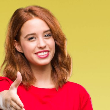 Genç güzel kadın dostu sunan el sıkışma tebrik ve davet edici olarak gülümseyen izole arka plan yüzünden. Başarılı iş.