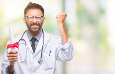 Yetişkin İspanyol doktor adam izole arka rahatsız üzerinde derecesi ve öfke, çılgın ve yükseltilmiş el, öfke kavramı ile diye bağıran ile sinirli bağırarak holding