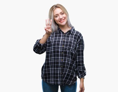 Sarışın genç kadın gösterilen ve parmakları ile işaret izole arka plan üzerinde üçüncü ise kendinden emin ve mutlu gülümseyerek.