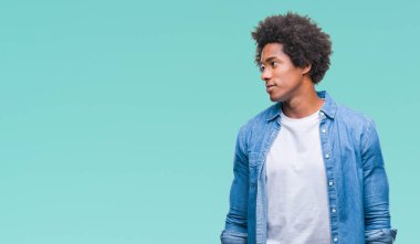 Uzak tarafına yüzünde, doğal ifade gülümseme ile seyir izole arka plan üzerinde Afro Amerikalı adam. Kendine güvenen gülüyor.