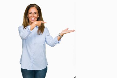 Güzel orta yaş iş yetişkin kadın üzerinden hayran ve el ile sunulması ve parmak ile işaret ederken kameraya gülümseyen izole arka plan.