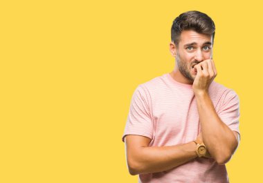 Genç yakışıklı adam stresli ve gergin ile izole arka plan üzerinde tırnak ısırma dudaklarından eller. Anksiyete sorunu.