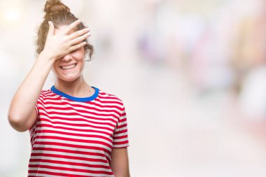 Güzel esmer kıvırcık saçlı Genç kız gülümsüyor ve gözleri için sürpriz kapsayan yüz el ile gülüyor izole arka plan üzerinde rahat bakmak giyiyor. Kör kavramı.