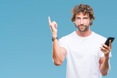 İspanyol yakışıklı modeli mesaj manifatura izole arka tarafına el ve parmak ile işaret çok mutlu üzerinde Smartphone kullanarak gönderme