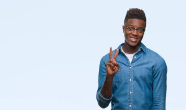 Gösterilen ve parmakları ile işaret izole arka plan üzerinde genç Afro-Amerikan adam ikincisi ise kendinden emin ve mutlu gülümseyerek.