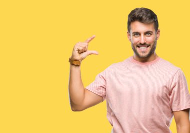 Yakışıklı genç gülümseyen izole arka plan ve süre seyir ve kamera boyutu işaret parmaklarıyla yapıyor el ile kendinden emin eller üzerinde. Ölçü kavramı.