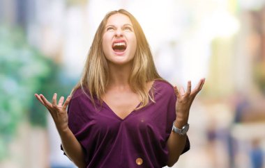 İzole arka plan çılgın ve kızgın bağırarak ve agresif ifade ve silah kaldırdı bağırmaya genç güzel sarışın zarif bir kadın. Hayal kırıklığı kavramı.