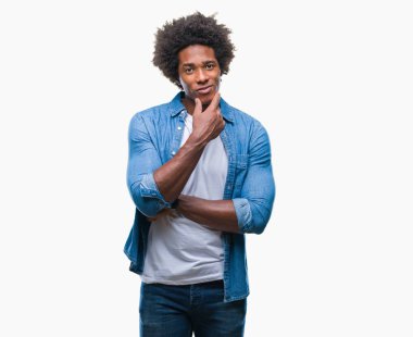 Emin çapraz kollar ve çeneme kaldırdı el ile gülümseme ile kameraya bakarak izole arka plan üzerinde Afro Amerikalı adam. Pozitif düşünce.