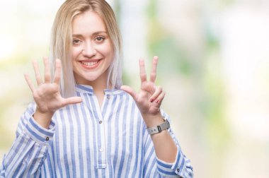 Genç Sarışın kadın gösterilen ve parmakları ile işaret izole arka plan yüzünden kendinden emin ve mutlu gülümseyerek süre 8 numaralı.
