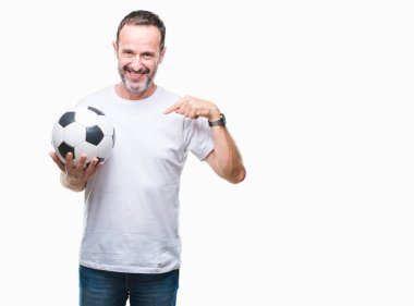 Orta yaş ağarmış komuta sizde sürpriz yüz işaret parmağı kendini izole arka plan üzerinde futbol futbol topu tutan