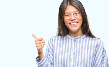 Genç Asyalı kadın hareketi el ile mutlu yaşasın yapıyor izole arka plan üzerinde. Kameraya bakarak başarı gösteren ile ifade onaylama.