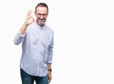 İzole arka plan el ve parmaklar ok işaretiyle yapıyor olumlu gülümseyen üzerinde gözlük takan orta yaş ağarmış komuta sizde. Başarılı ifade.