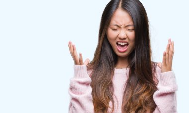 Genç Asyalı kadın deli ve silah ile başarı için deli kutluyor izole arka plan üzerinde kaldırdı ve heyecanlı çığlık gözler kapalı. Kazanan kavramı