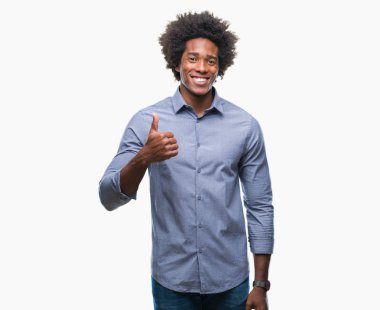 Hareketi el ile mutlu yaşasın yapıyor izole arka plan üzerinde Afro Amerikalı adam. Kameraya bakarak başarı gösteren ile ifade onaylama.