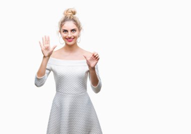 Genç güzel sarışın ve mavi gözlü kadın yüzünden arka plan gösteren izole ve parmakları ile işaret kendinden emin ve mutlu gülümseyerek süre 6 numara.