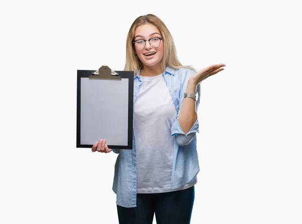 Young Caucasian Business Woman Holding Clipboard Isolated Background Screaming Proud — Stock Photo, Image