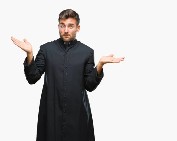 Genç Katolik Hıristiyan Rahip Adam Izole Arka Plan Clueless Şaşkın — Stok fotoğraf