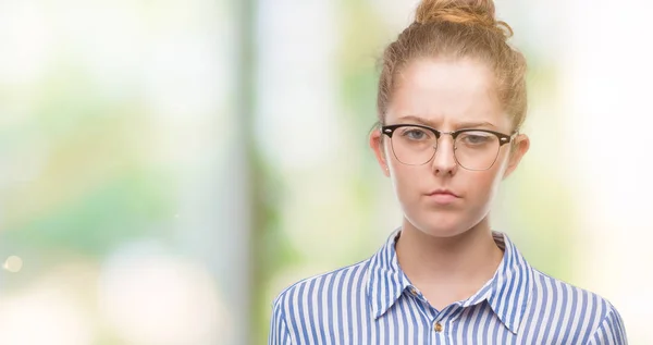 Junge Blonde Geschäftsfrau Skeptisch Und Nervös Und Runzelt Des Problems — Stockfoto