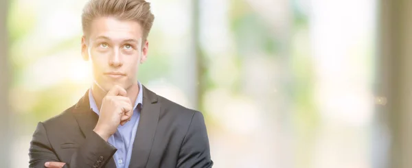 Jonge Knappe Blonde Business Man Ernstig Gezicht Denken Vraag Zeer — Stockfoto