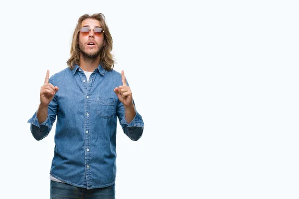 Young Handsome Man Long Hair Wearing Sunglasses Isolated Background Amazed — Stock Photo, Image